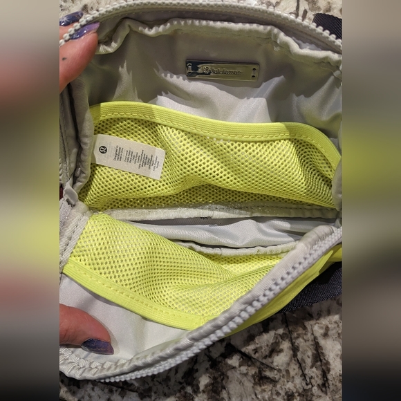 Lululemon Everywhere Belt Bag 1L NWOT - Picture 5 of 7